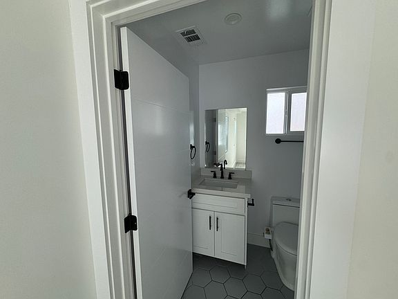 5th image of 5919 Dauphin St #1