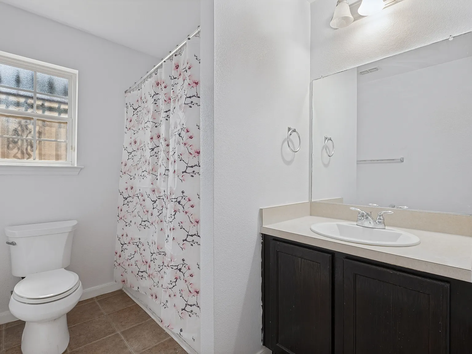 3 bed, 1348 sqft, $2,200 — Photo 4