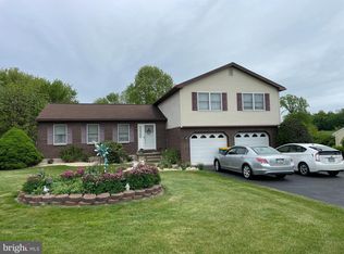 208 Sage Dr, Sinking Spring, PA 19608