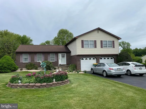 208 Sage Dr, Sinking Spring, PA 19608