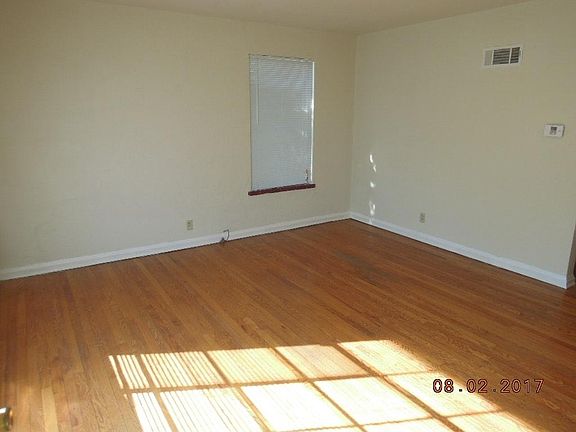 2nd image of 4621 Jamieson Ave APT 2S