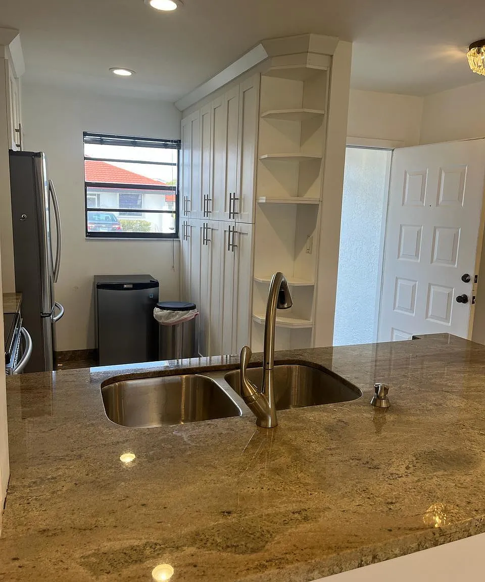 2 bed, 2.0 bath, 976 sqft, $2,400 — Photo 3