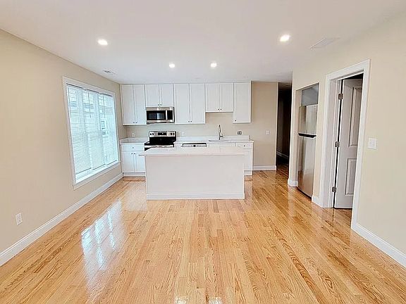 3rd image of 64 Waverly St #4