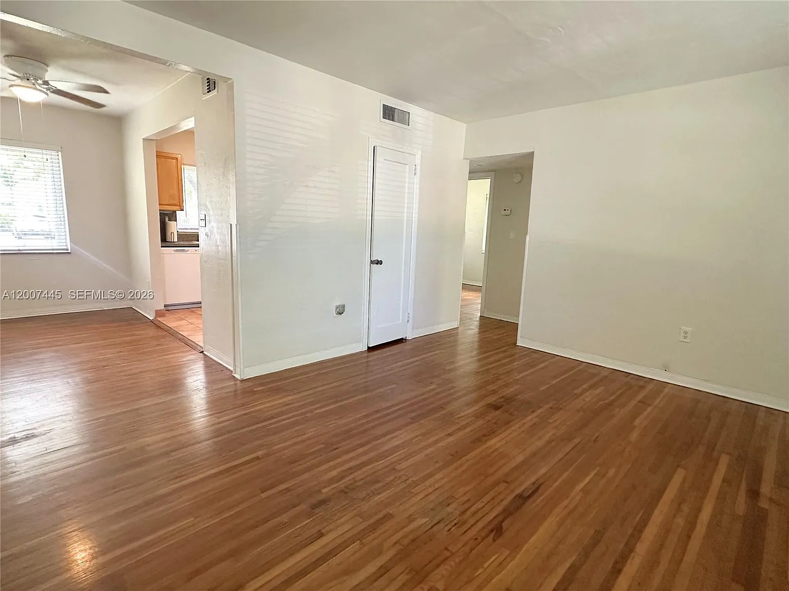 Rene Apts Condo — Photo 3