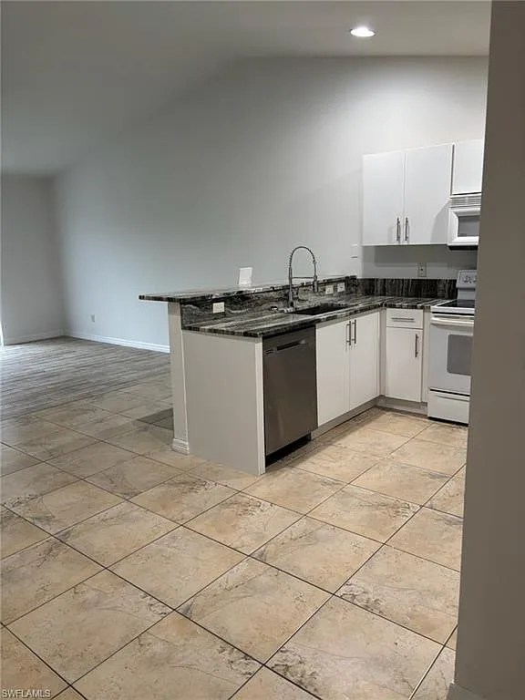 3 bed, 2.0 bath, 2320 sqft, $1,400 — Photo 2