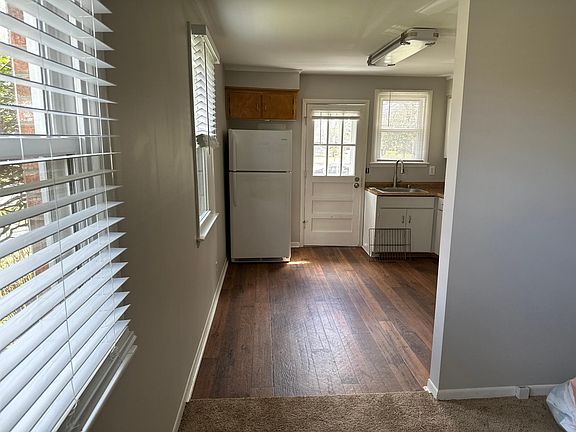 4th image of 233 Camelot Dr