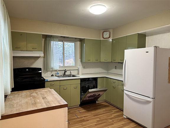 3rd image of 64 Phelps Rd