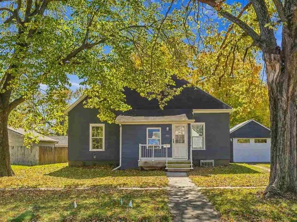 577 W Washington St, Marengo, IA 52301