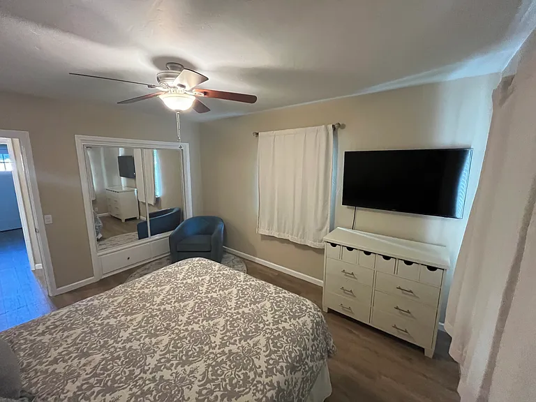 250 Oxford Ave — Photo 21