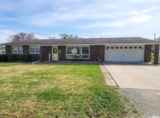 900 Birchwood Ave, Flora, IL 62839