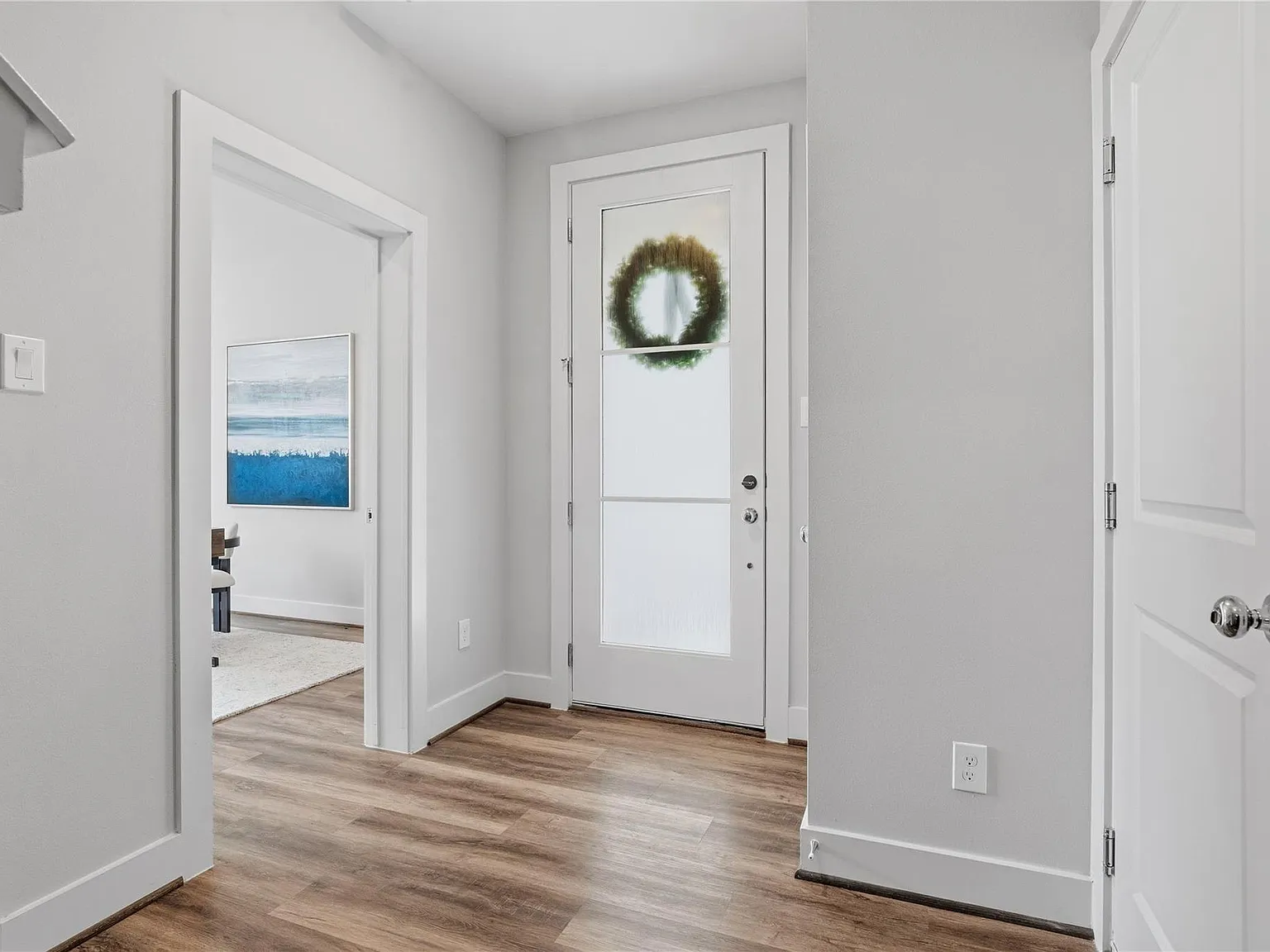 3 bed, 3.5 bath, 2480 sqft, $3,150 — Photo 2