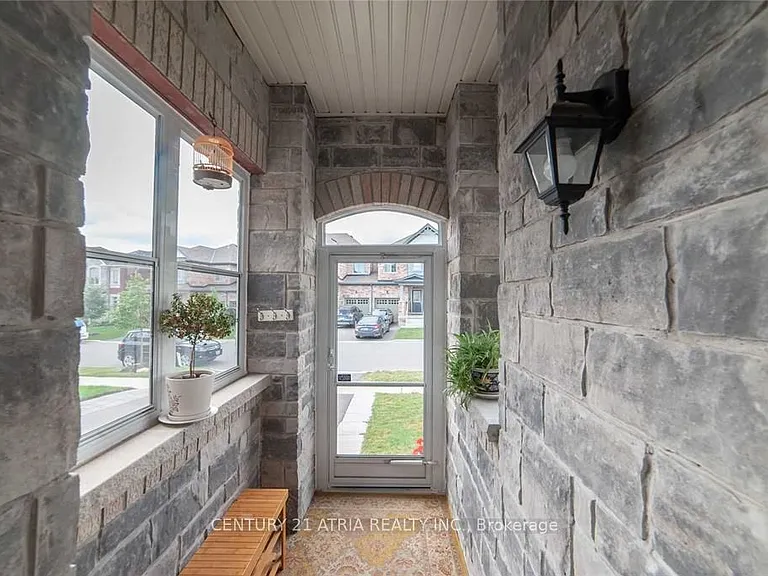 58 Mondial Cres — Photo 2