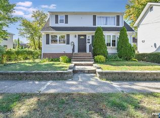 17 Oak St, Rochelle Park, NJ 07662