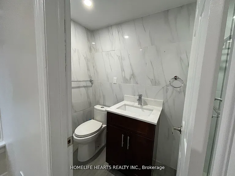 4674 Eastwood Cres — Photo 13