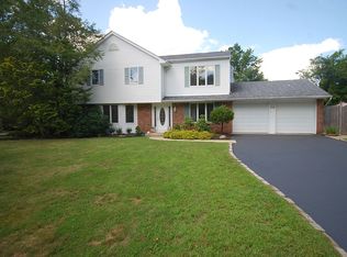 40 Salisbury Run, Mount Sinai, NY 11766