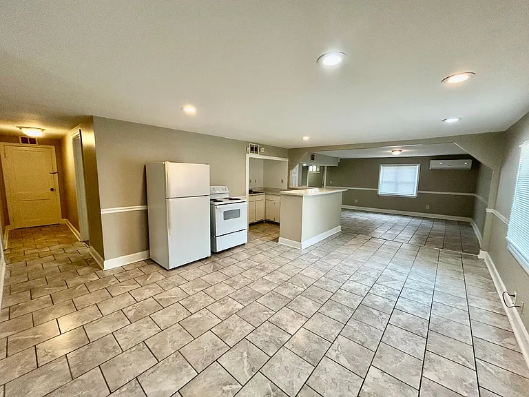 325 S 3rd St #B — Photo 2