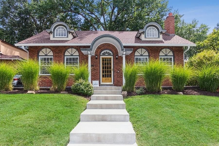 Charming spacious home in Armour Hills!