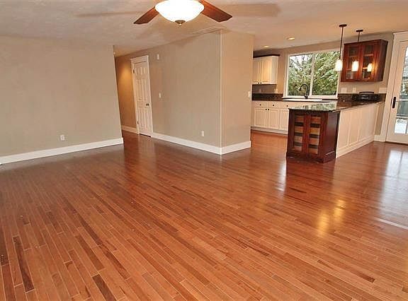 entry looking to kitchen