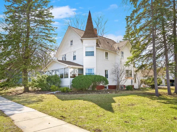 122 S Prospect St, Roselle, IL 60172