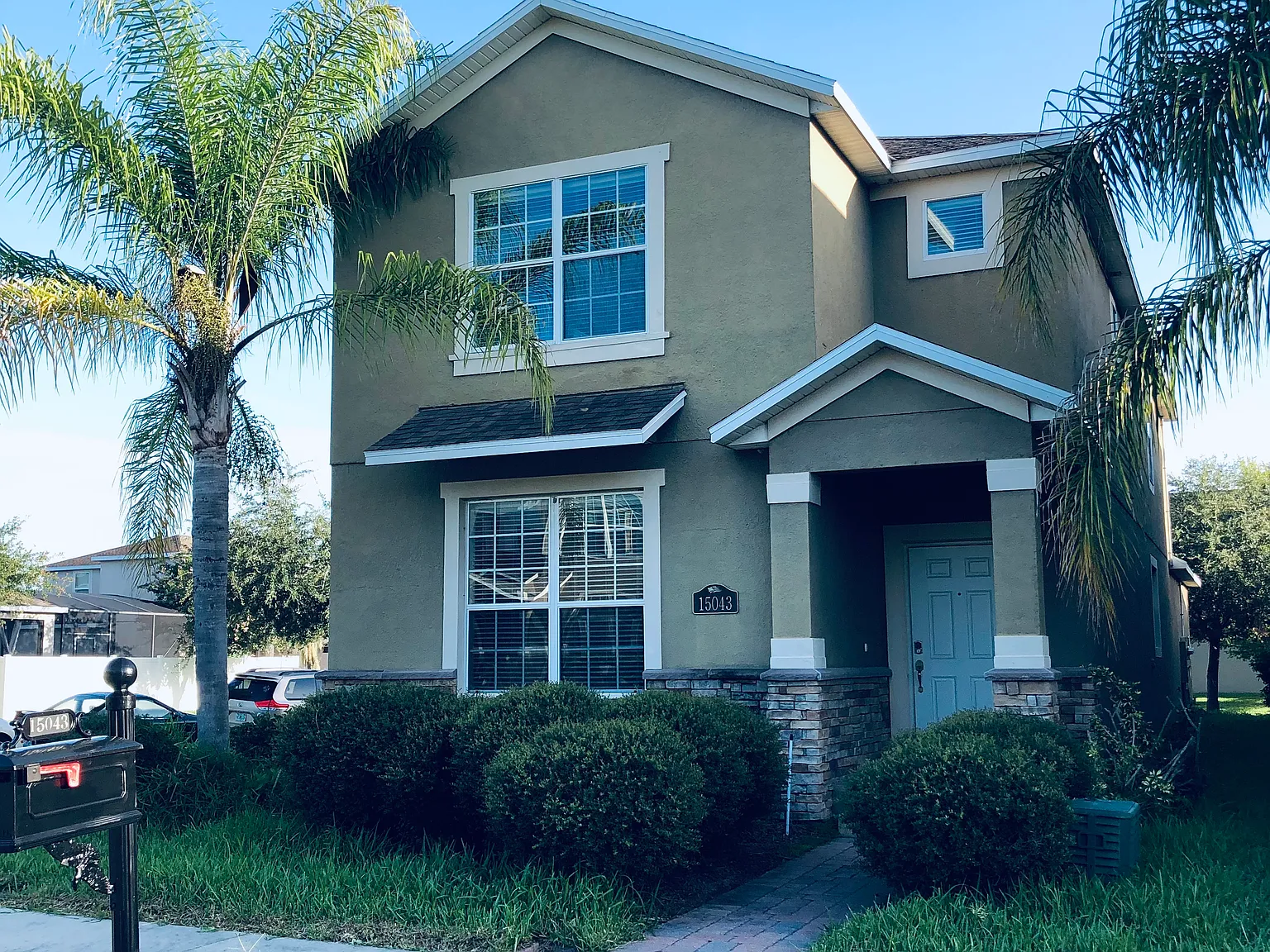 4 bed, 3.5 bath, 2520 sqft, $1,100 — Photo 1