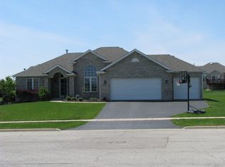 213 Oak Leaf Dr, Poplar Grove, IL 61065