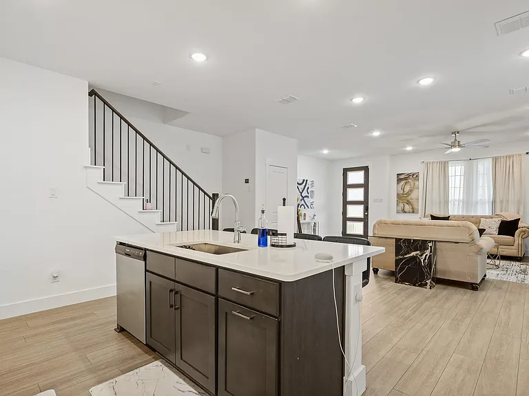 1013 Carnation Dr — Photo 17