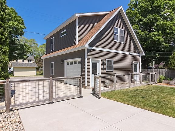 3rd image of 823 Leelanau Ave