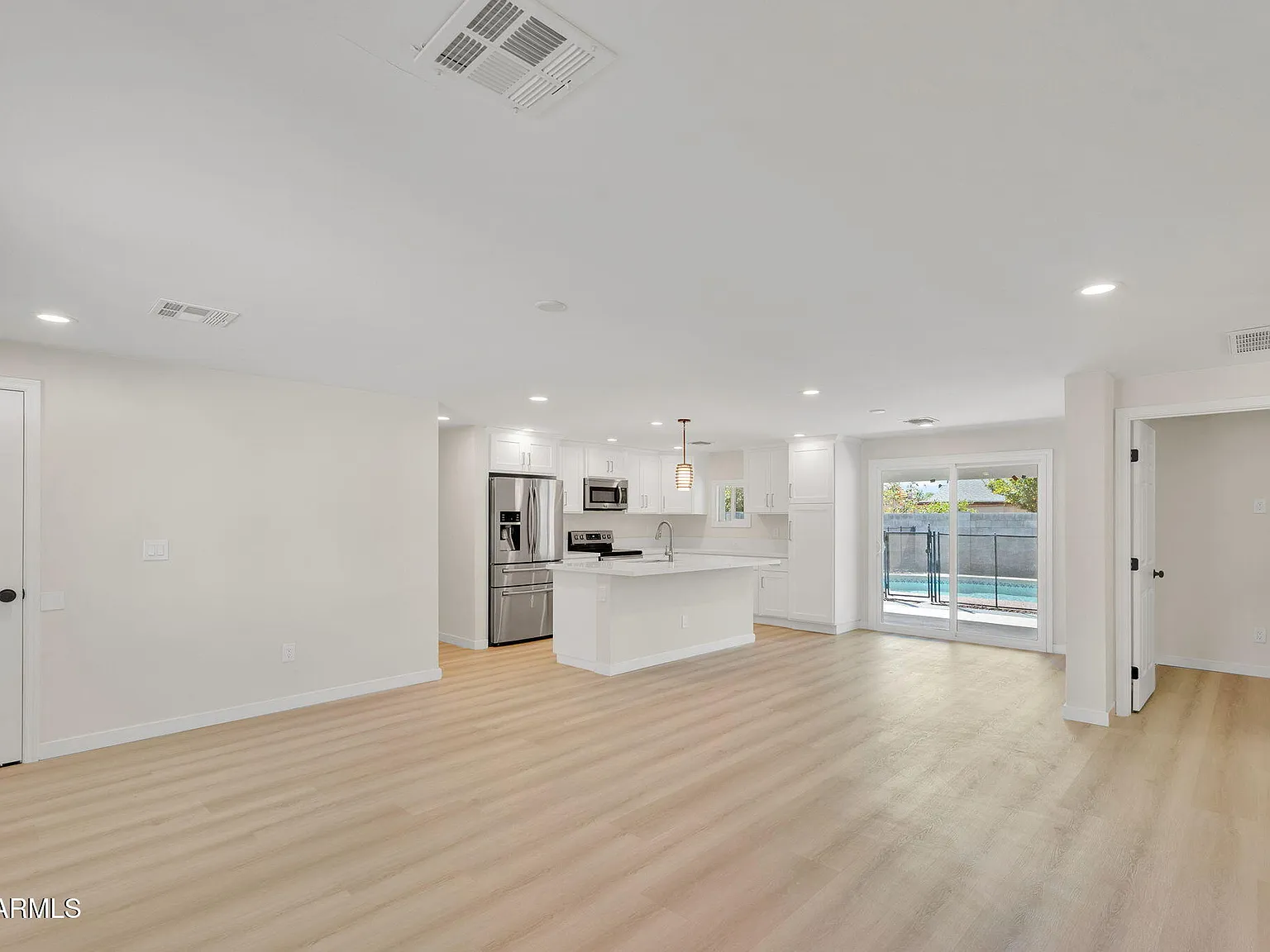 4 bed, 3.0 bath, 1639 sqft, $3,000 — Photo 2