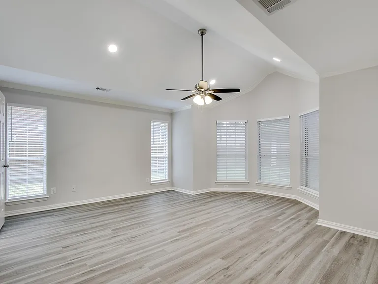 409 Lancashire Dr — Photo 17
