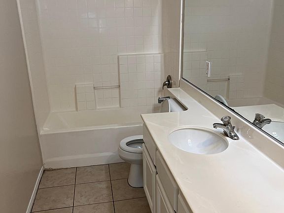 3rd image of 2271 Chateaux Dr