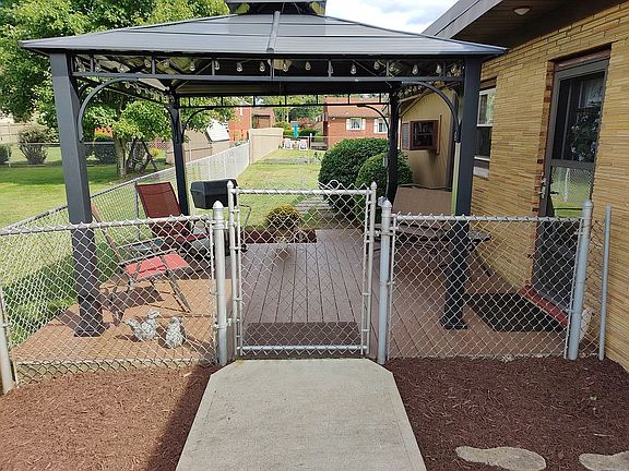 Side Entrance w Gazabo