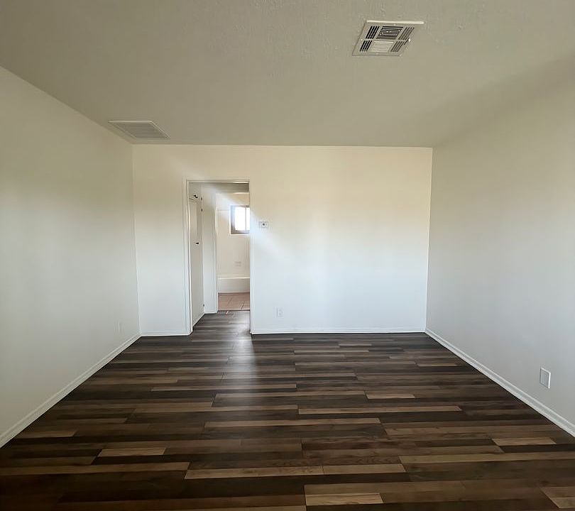 1st image of 811 W 97th St #8