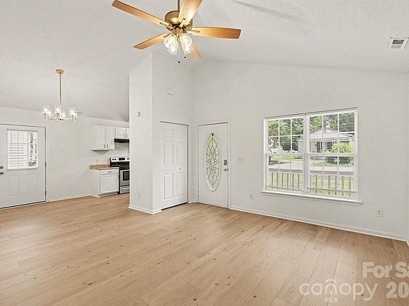4th image of 317 Baker St
