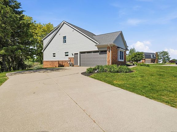 3rd image of 565 Lakes Edge Dr