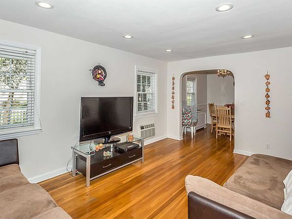3rd image of 312 Lexington Ave