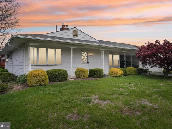 17 Emerald Ln, Levittown, PA 19054