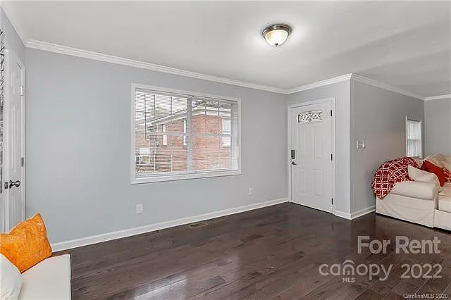 1032 Holland Ave — Photo 5