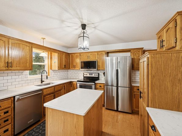 516 Wedgewood Dr, Mahtomedi, MN 55115