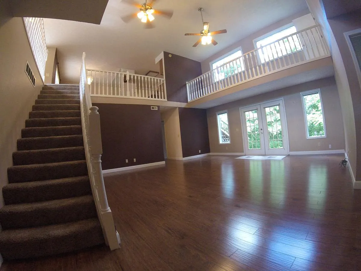 5 bed, 3100 sqft, $1,800 — Photo 2