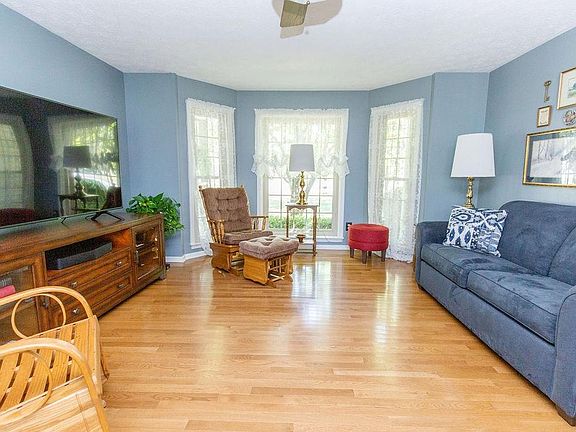 5th image of 220 Hawthorne Dr