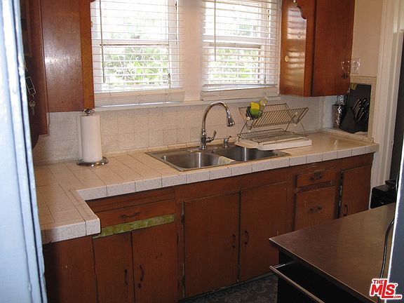 3rd image of 512 W 104th Pl