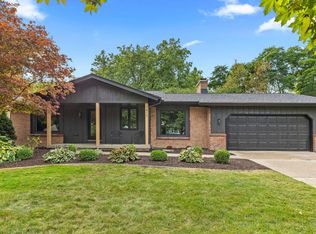 1917 Ridgemoor Dr SE, Grand Rapids, MI 49506