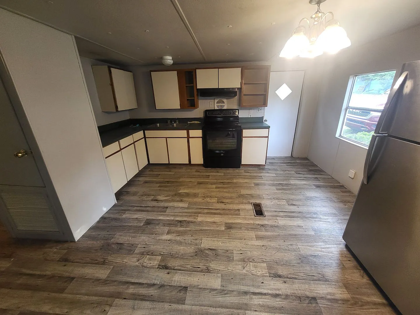 Freshly painted spacious 2-bedroom 1-bath home with a screened porch and storage shed. — Photo 2