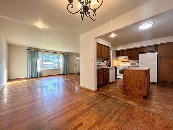5th image of 37 Briarwood Dr