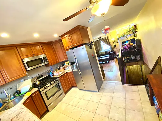 Sold by Winzone Realty Inc | media 7