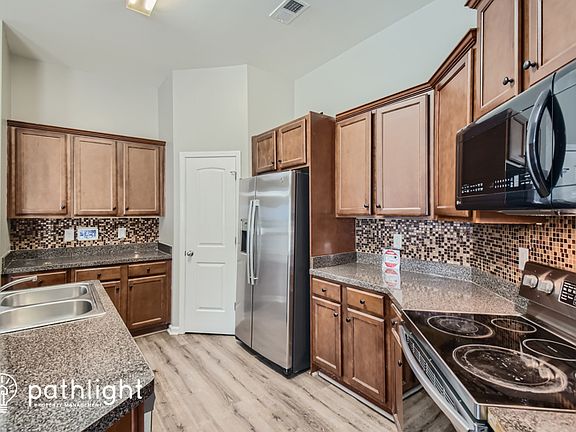 4th image of 716 Douglass Cir