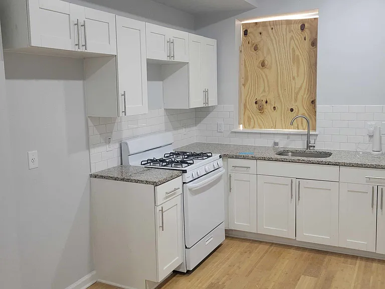 1545 Carswell St — Photo 2