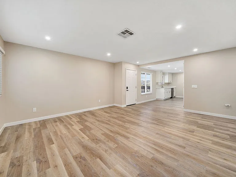 5220 Traffic Way #6 — Photo 4