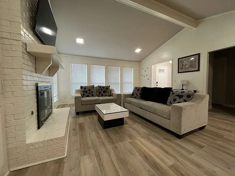 3922 San Mateo Dr — Photo 1