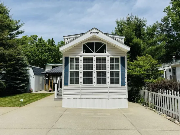 2757 Owens Dr Unit 129, Houghton Lake, MI 48629